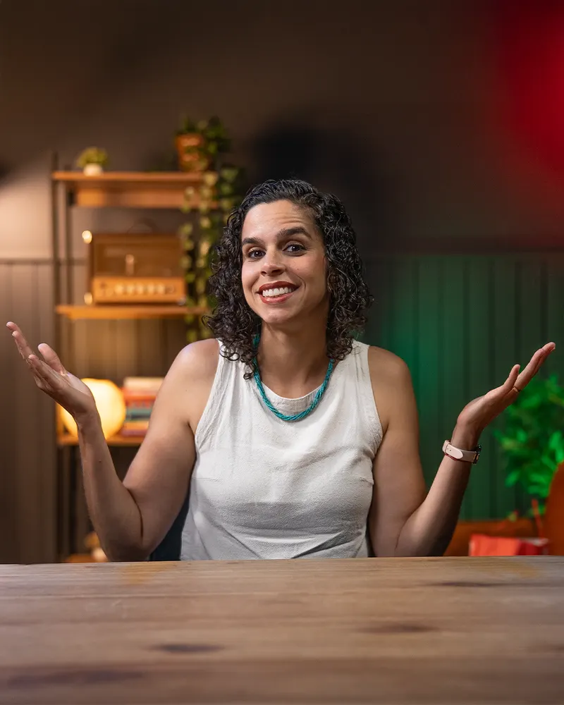 Samara Costa, occupational therapist and creator of the Mira Method, smiling at a table.